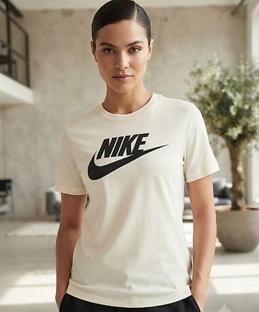 Nike ženska majica kratkih rukava - Model: klasičan T‑shirt kroj sa