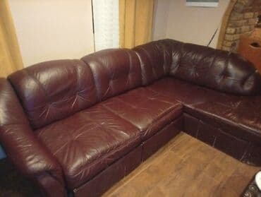 Kreveti: Ugaona kožna garnitura – bordo/burgundi boja. - Raspored: L‑oblik — 1