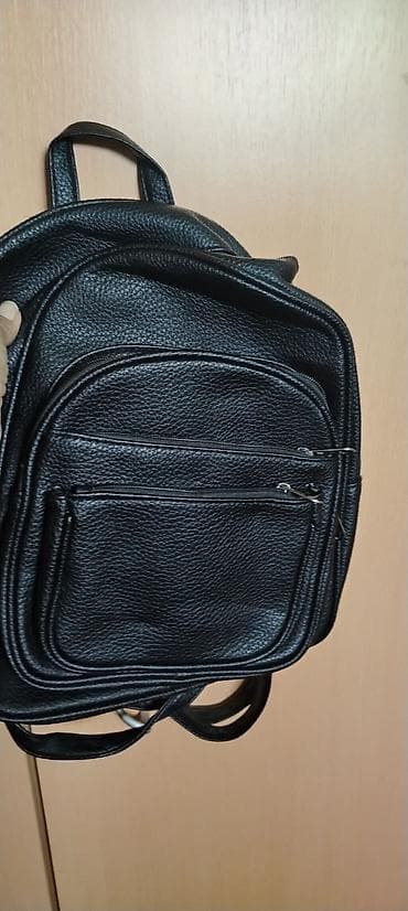 Crni uniseks mini ranac od eko‑kože sa teksturom. - Materijal