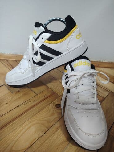 slauf za bebe od 6 meseci: Adidas patike – nizak model, bele sa crnim detaljima i žutim — 2