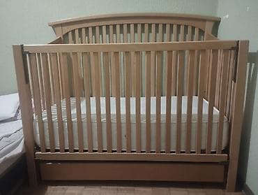 Prodajem kvalitetan drveni krevetac u odličnom stanju. Napravljen je — 2