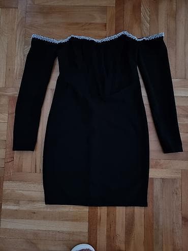 Elegantna crna mini haljina sa dugim rukavima i otvorenim ramenima