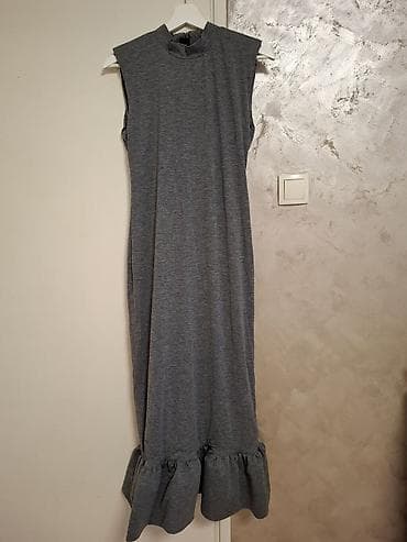 Skafanderi: Sivo midi haljina bez rukava sa volanom - Model: uska midi haljina sa — 3