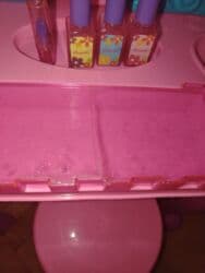 Donji delovi trenerke: Igracka sto za sminku sa zvucnum i svetlecim efektom. Kupljeno 31 — 6