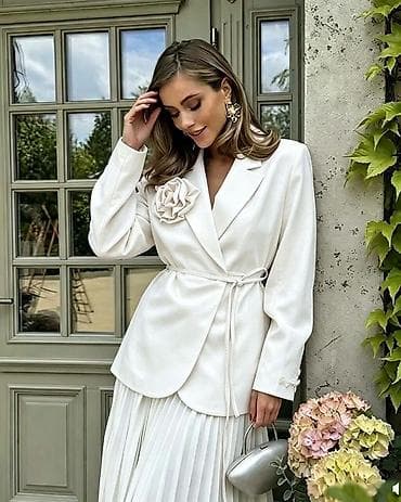 boho tunike: Elegantni ženski blejzer sa cvetnim detaljem

Sako: 2.999 dinara
S M L — 5
