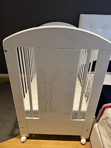 postolje za tv: Beli drveni krevetac za bebe sa točkićima - Materijal: lakirano drvo — 1