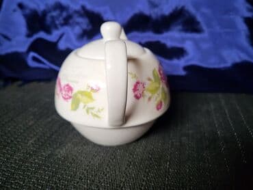 Bokalcic nov porcelanski. Bokal,sve na njemu odsjaj od svetla — 4