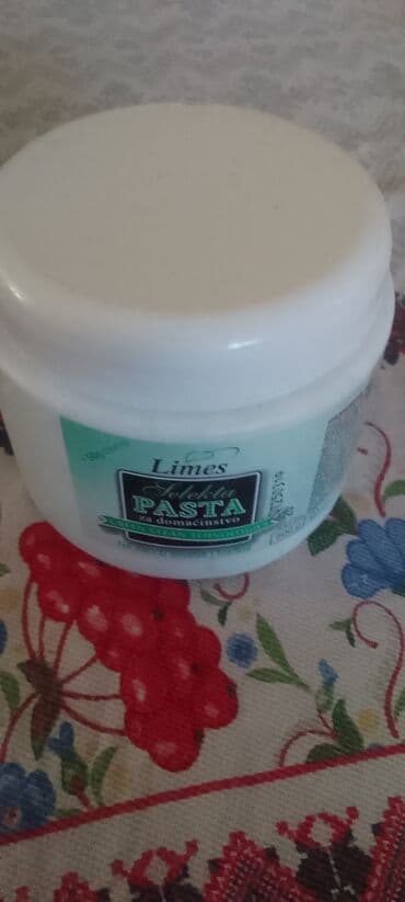 set za putovanja dm: Limes Selekta pasta za domaćinstvo u beloj plastičnoj posudi. Pasta je — 1
