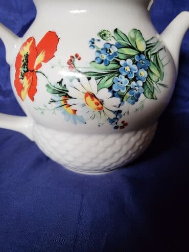 bokal sa poklopcem: Bokal Zajecar porcelan 70te. Bokal je nov. na poklopcu nedostaje — 3