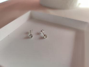 - Materijal: srebro 925 (žig 925) - Tip: klasične pirsing/šrafle