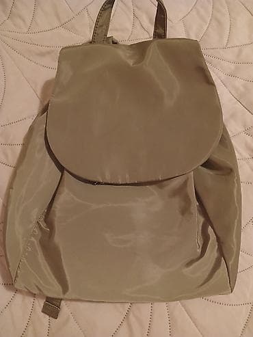 Ruksak – maslinasto zeleni, lagan i prostran - Materijal: glatka