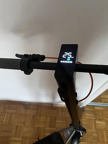 Sport i razonoda: Trotinet je presao 467km  Domet: 25km  Max brzina: 25km/h  Prednji i — 5