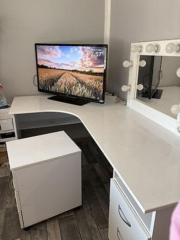 komode za sminkanje: Ugaona radna/šminkerska stanica – komplet - Prostrani ugaoni sto u — 2