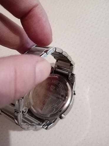 Na prodaju digitalni ručni sat metalnom narukvicom .Sat je ispravan — 6