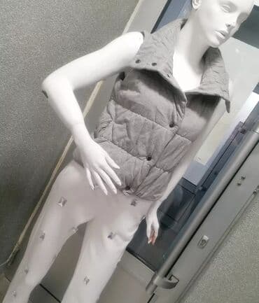 Ženska pufna prsluk-jakna bez rukava, siva. - Kroj: kraći, blago