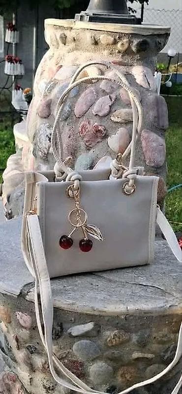 kožne muške torbice: Ženska torba – mini/medium model sa privjeskom trešnje - Moderna — 3