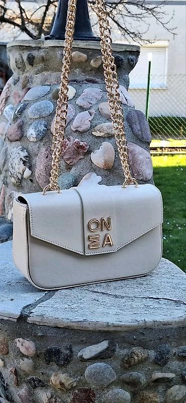 dzak za paketic: Ženska torbica preko ramena sa zlatnim lancem - Model: kompaktna — 2