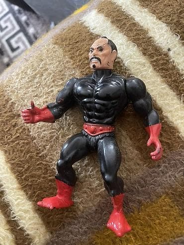 Akciona figura – muškarac u crno‑crvenom kostimu - Materijal: tvrda