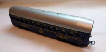 plavi sat: Mehano putnički kraci vagon HO, plavi duzina 18 cm. ocuvan — 1