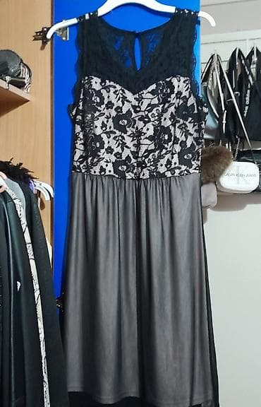 Elegantna crna haljina sa čipkom - Kroj: bez rukava, gornji deo od