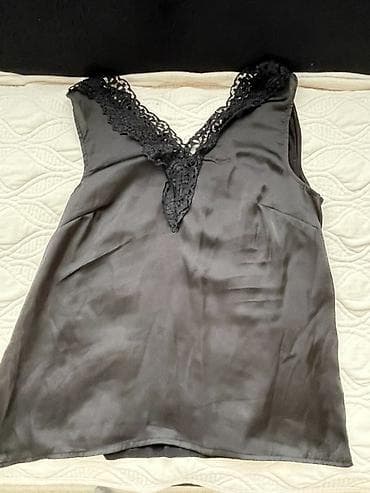 Crna satenska slip majica/top - Materijal: glatka satenska tkanina sa