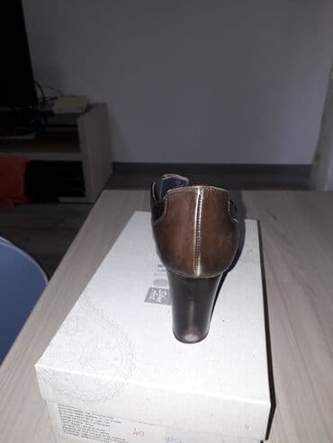 muške cipele brodarice: Stefano kožne cipele,broj 40,gazište 26 cm.
Oštećenje uslikano — 5