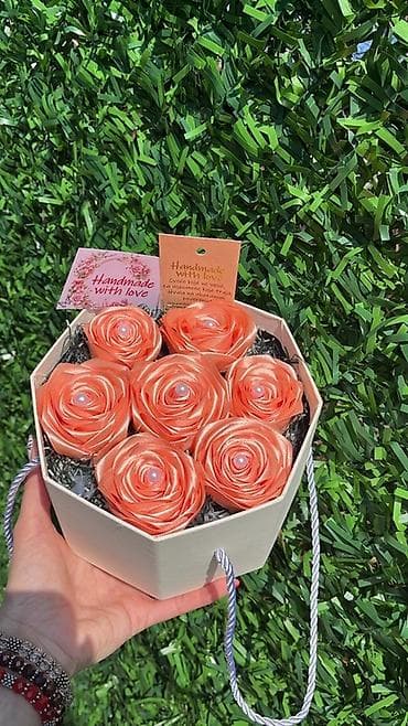 Ručni buket od satenskih ruža u kutiji - Set dekorativnih ruža na lalafo.rs Ručni buket od satenskih ruža u kutiji - Set dekorativnih ruža