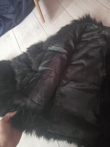 Crna ženska bunda od veštačkog krzna - Model: kratka bunda sa