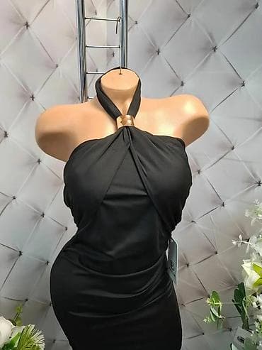 haljina oko vrata: Elegantna haljina sa halter vezivanjem i ukrasnim prstenom - Model — 5