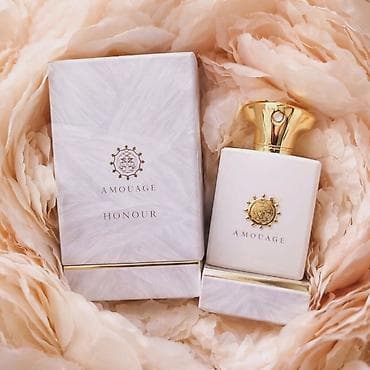 Na slici je prikazan parfem Amouage Honour. Brend Amouage potiče iz