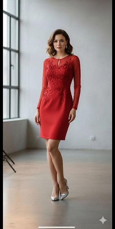 Elegantna crvena koktel haljina sa čipkom - Kroj: uska silueta do