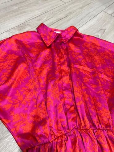 Muška odeća: Svilenkasta košulja‑haljina sa cvetnim dezenom - Model — 2