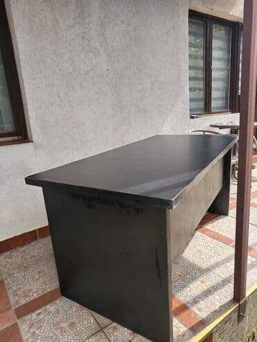 Nameštaj: Crni kancelarijski sto je jednostavnog, ali funkcionalnog dizajna — 3