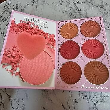 stitch paleta senki: Ovo je Darphono set šminke "My Greatest Love For You", koji sadrži 67 — 6
