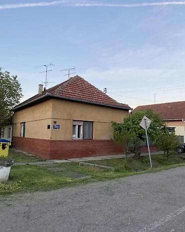 Trosobna kuća, 8 minuta od centra. Ima nusprostorije ( letnja kuhinja