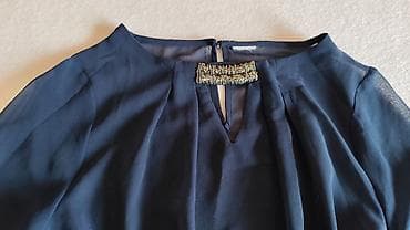 pull and bear patike: Elegantna ženska bluza u tamnoplavoj boji. - Model: ravnog kroja — 3