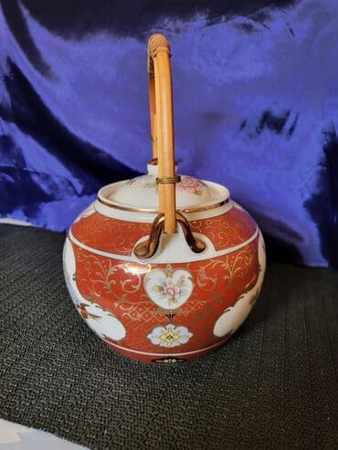 Čajnici: Porcelanski nov japanski bokal,rucno oslikan pa glaziran 70te. Nov — 2