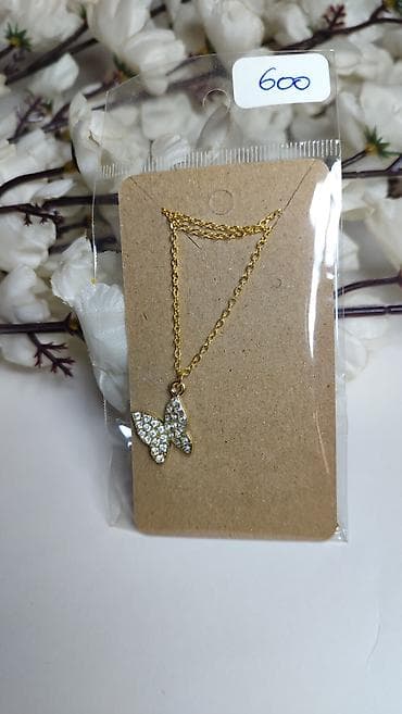 prsten sa velikim kamenom: Zlatni lančić sa priveskom leptira ukrašenim sitnim, blistavim — 4