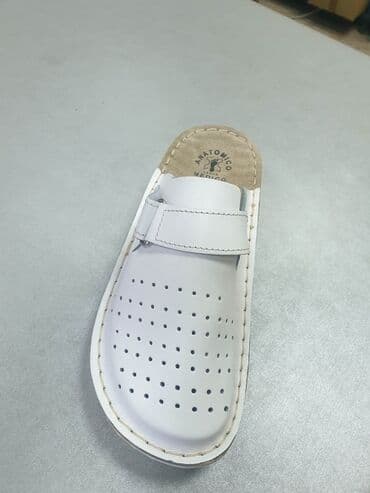 crocs zenske klompe: Kozne anatomske papucebrojevi 36-41,cena 3300 din — 2