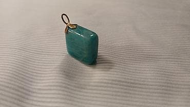 mindjuse u obliku krsta: Privjesci od prirodnog kamena – kvadratni, sa metalnom alkicom u — 1