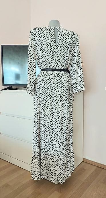 odece: Crno-bela maksi haljina s tufnama - Model: duga, lepršava maksi — 2