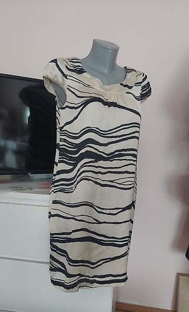 odece: Haljina sa apstraktnim prugama - Kroj: ravna, lagano široka silueta — 2