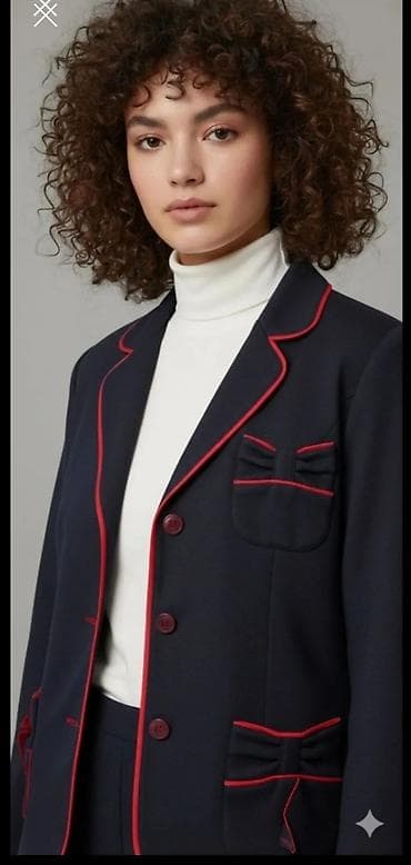 Ženski sako tamnoplave boje sa kontrastnim crvenim paspulom. Klasičan na lalafo.rs Ženski sako tamnoplave boje sa kontrastnim crvenim paspulom. Klasičan