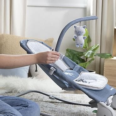Nameštaj: Kids II Ingenuity Ležaljka Happy Belly – Chambray (0–6 m) sa masažerom — 8
