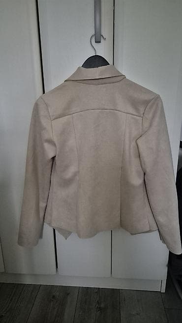 Ženski sako/jaknica od meke antilop (suede) tkanine u bež boji. Model na lalafo.rs Ženski sako/jaknica od meke antilop (suede) tkanine u bež boji. Model