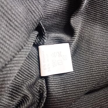 Coats and trench coats: Crna uniseks dukserica sa kapuljačom i kengur džepom. - Boja: crna — 6