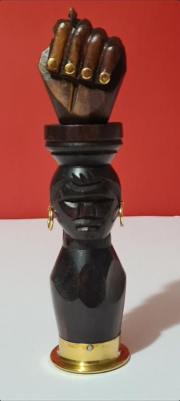 ruski saten cena: - Upečatljiv i simboličan komad, ova vintage rezbarena figura služi i — 1