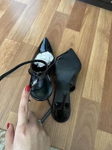 privezak za kofer: Crne lakovane salonke sa kaišićem oko članka - Model: špicasti vrh — 7