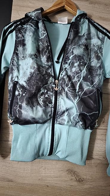 patike sa znakom n: Sportska dukserica sa kapuljačom, rajsferšlusom i printom — 1