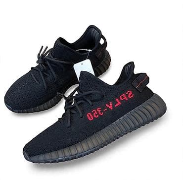 **Patike u Yeezy stilu – crne sa crvenim natpisom** Atraktivne